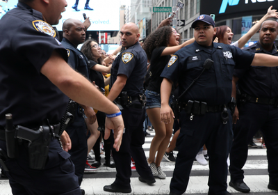 مقتل شخصين بسلاح ناري داخل أحد المطاعم الشهيرة بأمريكا