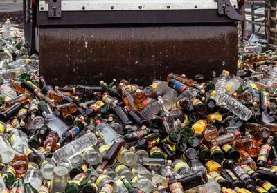 إتلاف كميات كبيرة من الخمور بإندويسيا بمناسبة رمضان