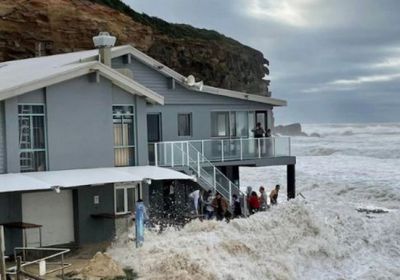 أمواج ضخمة تضرب شواطئ نيو ساوث ويلز بأستراليا