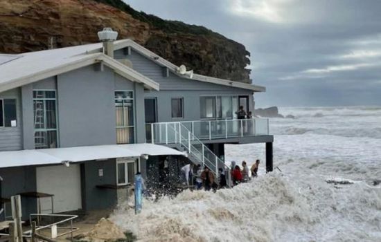 أمواج ضخمة تضرب شواطئ نيو ساوث ويلز بأستراليا