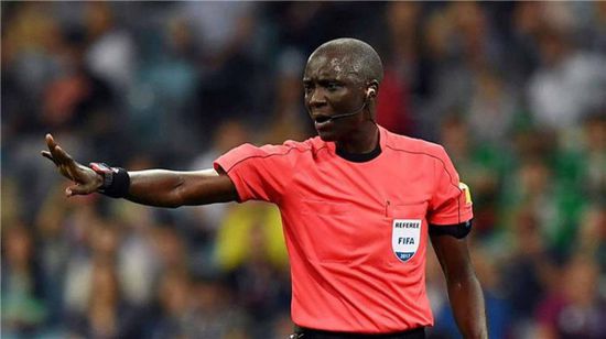 حقيقة مقتل الحكم الجامبي بكاري جاساما على يد مشجعين