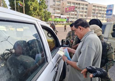 ملاحقات أمنية في خورمكسر للسيارات المخالفة