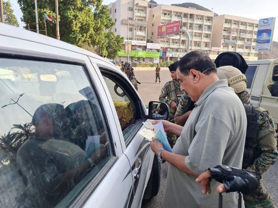 ملاحقات أمنية في خورمكسر للسيارات المخالفة