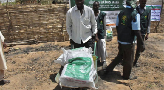 مركز الملك سلمان للإغاثة يوزع 520 سلة غذائية رمضانية في جنوب دارفور بالسودان