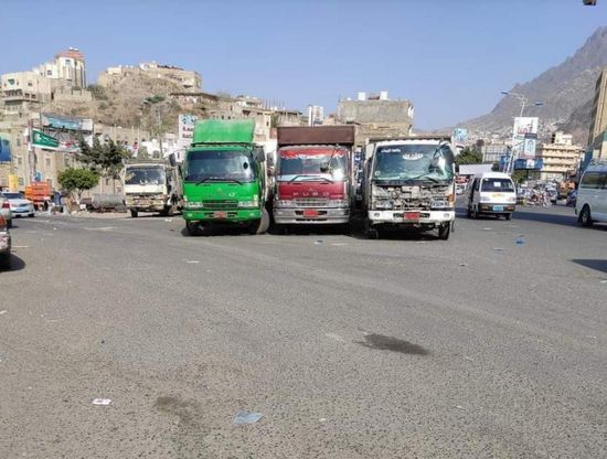 إضراب شاحنات نقل الغاز بتعز احتجاجا على "النهب الإخواني"