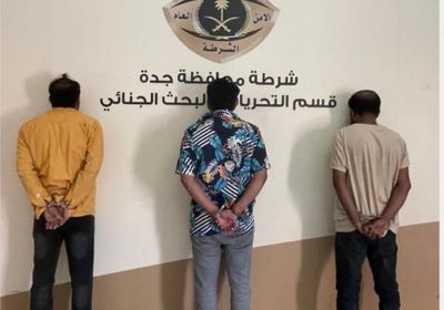 3 يمنيين يسرقون محال جدة بكسر جدرانها واقتحامها