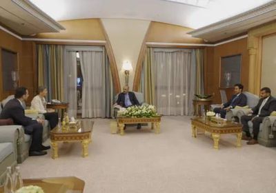 اليوم الأول لمجلس القيادة.. الرئيس الزُبيدي يقود حراكًا دبلوماسيًا لتحقيق انتعاشة اقتصادية
