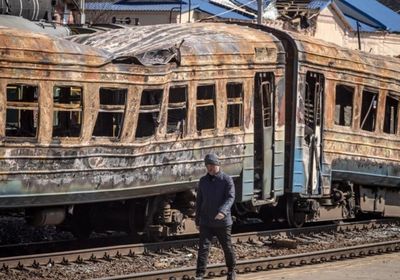 مقتل 30 شخصًا في قصف محطة قطار بأوكرانيا