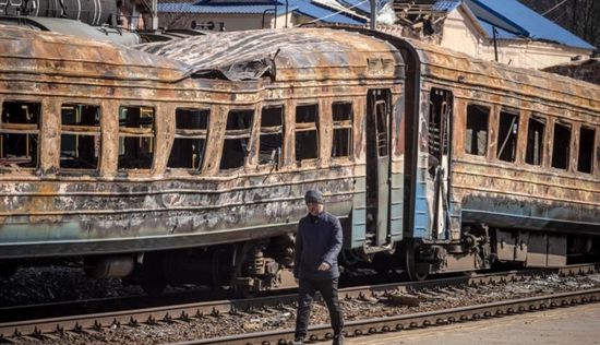 مقتل 30 شخصًا في قصف محطة قطار بأوكرانيا