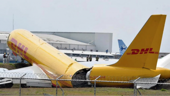 انشطار طائرة "بوينغ" بمطار في كوستاريكا