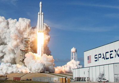 سبيس إكس تطلق صاروخ فالكون إلى الفضاء