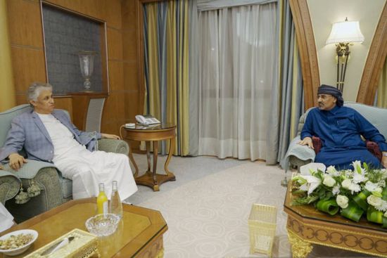 خلال استقباله السفير المنهالي.. الزُبيدي: نتجاوز الظروف العصيبة بالتعاون