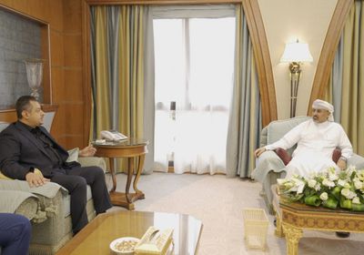 الزُبيدي يطالب رئيس الحكومة ببدء إعمار عدن