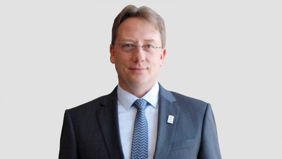 آل جابر وبوي يناقشان فرص إنهاء الحرب باليمن