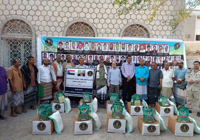 "إغاثية انتقالي عدن" توزع مساعدات على أسر الشهداء