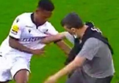 مشجع يقتحم الملعب ويعتدي على لاعبين في الدوري البرتغالي