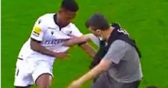مشجع يقتحم الملعب ويعتدي على لاعبين في الدوري البرتغالي