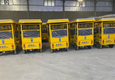 "الإنمائي" يوزع دراجات ثلاثية العجلات في سيئون