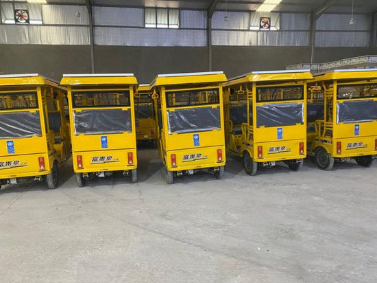 "الإنمائي" يوزع دراجات ثلاثية العجلات في سيئون