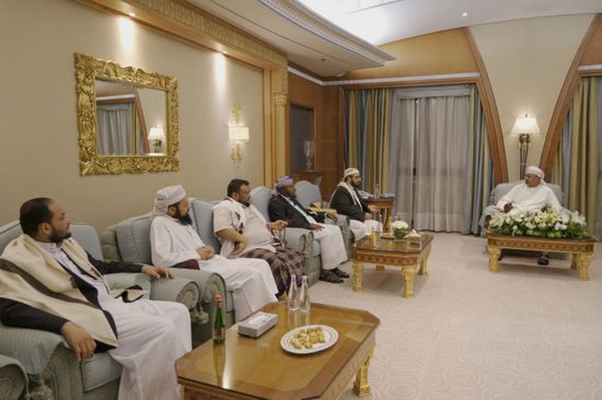 رئيس الانتقالي يحث على ردع الاعتداءات الحوثية