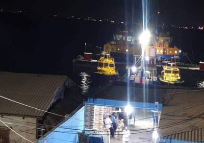 إنقاذ 7 بحارة من سفينة محترقة بميناء عدن