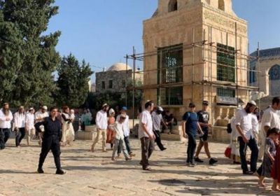 مستوطنون يقتحمون الأقصى بحماية الشرطة الإسرائيلية