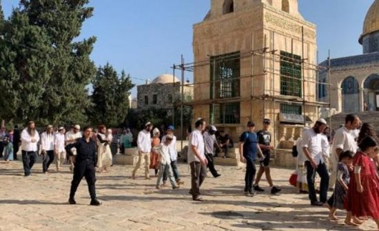 مستوطنون يقتحمون الأقصى بحماية الشرطة الإسرائيلية