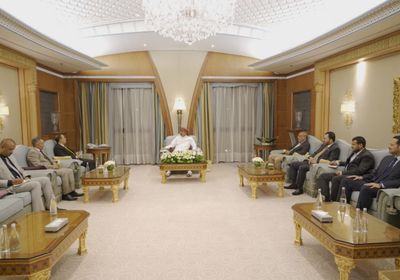 الرئيس الزُبيدي يطالب الإرياني بتصحيح السياسات الإعلامية