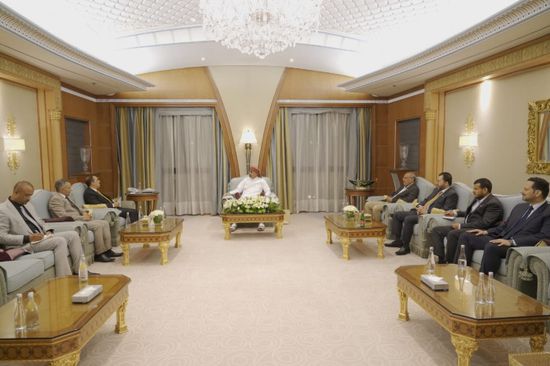 الرئيس الزُبيدي يطالب الإرياني بتصحيح السياسات الإعلامية