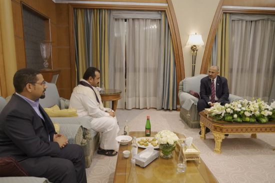 رئيس الانتقالي ووكيل الخارجية يبحثان دور الوزارة