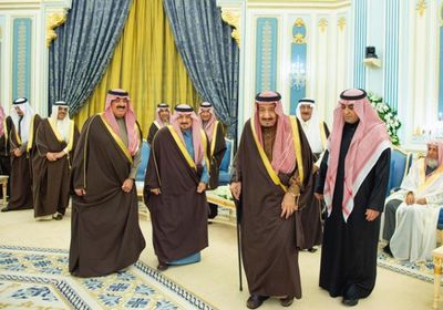 الملك سلمان يستقبل عددًا من الأمراء والمواطنين