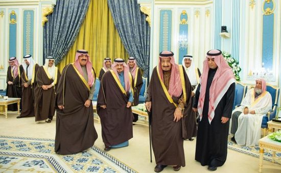 الملك سلمان يستقبل عددًا من الأمراء والمواطنين