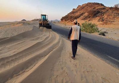 إزاحة الكثبان الرملية من طريق بيحان عتق