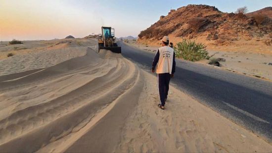 إزاحة الكثبان الرملية من طريق بيحان عتق