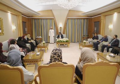 الرئيس الزُبيدي يثمن دور القيادات النسوية بإنجاح مشاورات الرياض