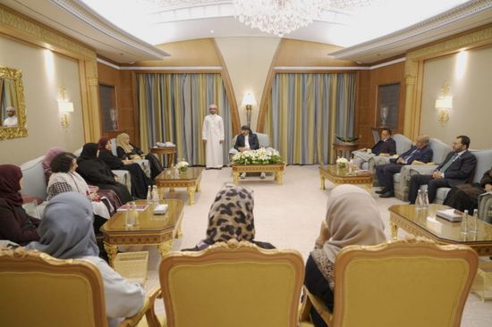 الرئيس الزُبيدي يثمن دور القيادات النسوية بإنجاح مشاورات الرياض