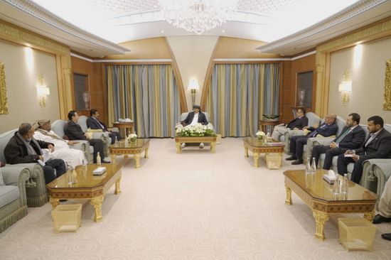 رئيس "الانتقالي" يطالب القوى الحزبية بإعلاء المصلحة الوطنية