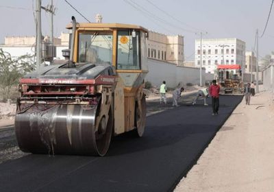 البرنامج السعودي يواصل سفلتة شوارع الغيضة