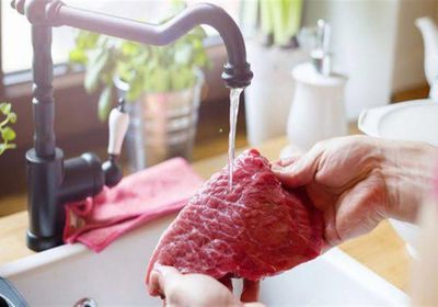لهذه الأسباب يُنصح بعدم غسل اللحوم قبل طبخها