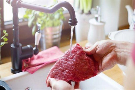 لهذه الأسباب يُنصح بعدم غسل اللحوم قبل طبخها