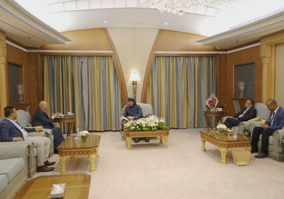 رئيس الانتقالي يبحث تداعيات شح الإمكانيات على قطاع المياه