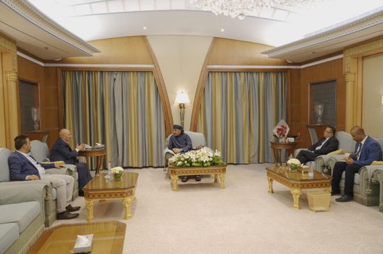 رئيس الانتقالي يبحث تداعيات شح الإمكانيات على قطاع المياه