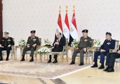 "السيسى" يبحث مع قادة الجيش تطورات الأوضاع بالمنطقة