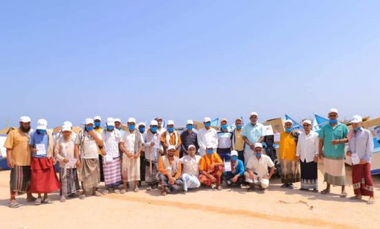 منح قوارب إلى 39 صيادا في الشحر