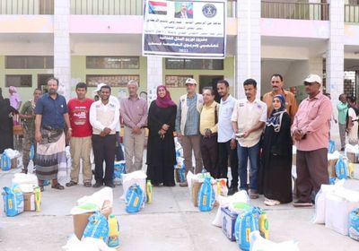 بتوجيهات الزُبيدي.. "إغاثية الانتقالي" توزع سلال غذائية على المعلمين