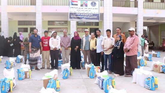 بتوجيهات الزُبيدي.. "إغاثية الانتقالي" توزع سلال غذائية على المعلمين