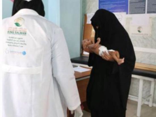 30986 أما وطفلا يستفيدون من مشروع التغذية