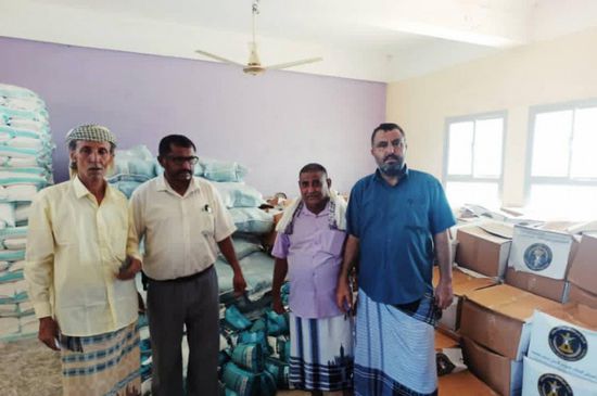 "الانتقالي" يوزع مساعدات على ذوي الشهداء في أبين