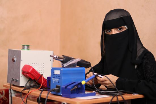 "الإنمائي" يدرب سيدات على صيانة الهواتف المحمولة