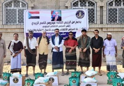 فرق بـ "انتقالي شبوة" تمنح أسر الشهداء مساعدات غذائية